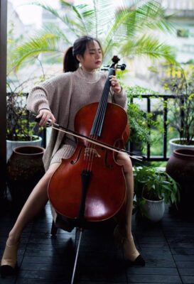 Học đàn cello có khó không? 2 tư thế chơi đàn cello
